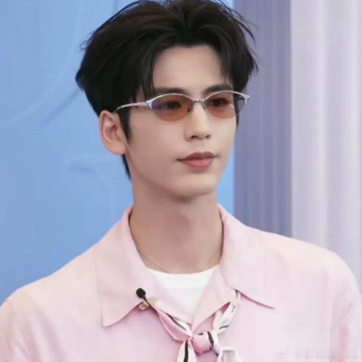 张凌赫在镜框上签名张凌赫在镜框上签名了！孩子你要不要这么会啊！张凌赫把名字签在镜