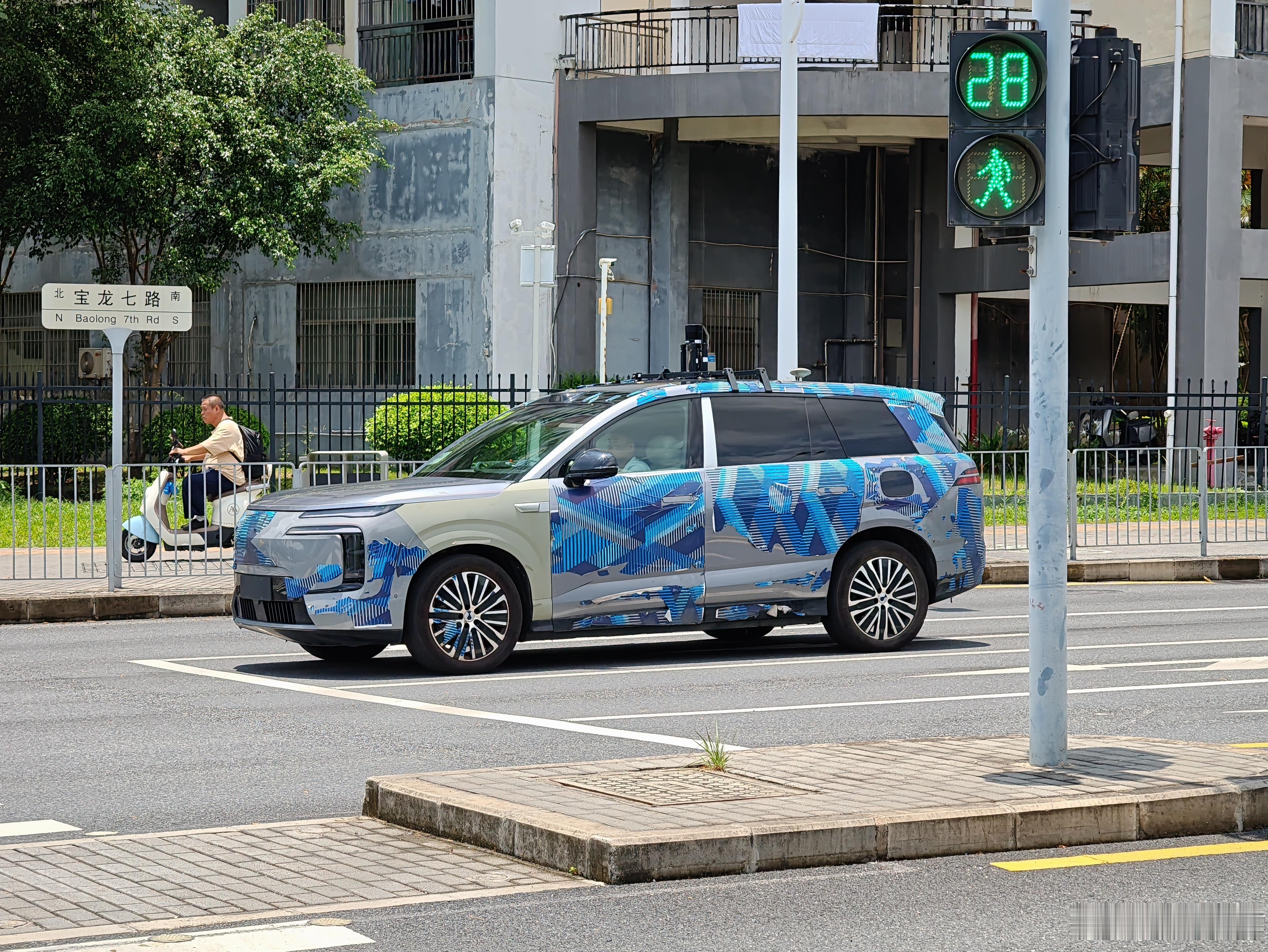 宝龙这地方，天天都能看到测试车。 