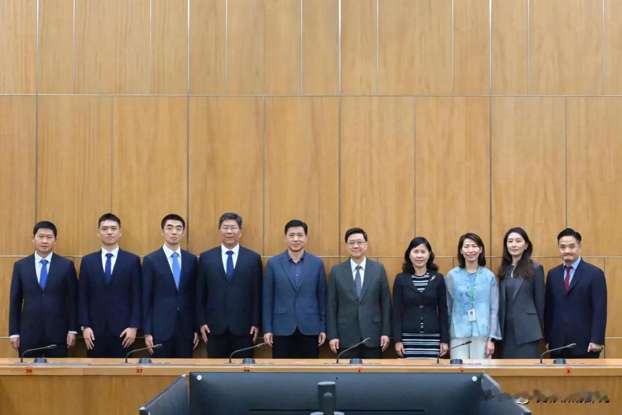 8月15日，香港政府官员与百度李彦宏的高规格会面，不仅是对萝卜快跑在港进展的肯定