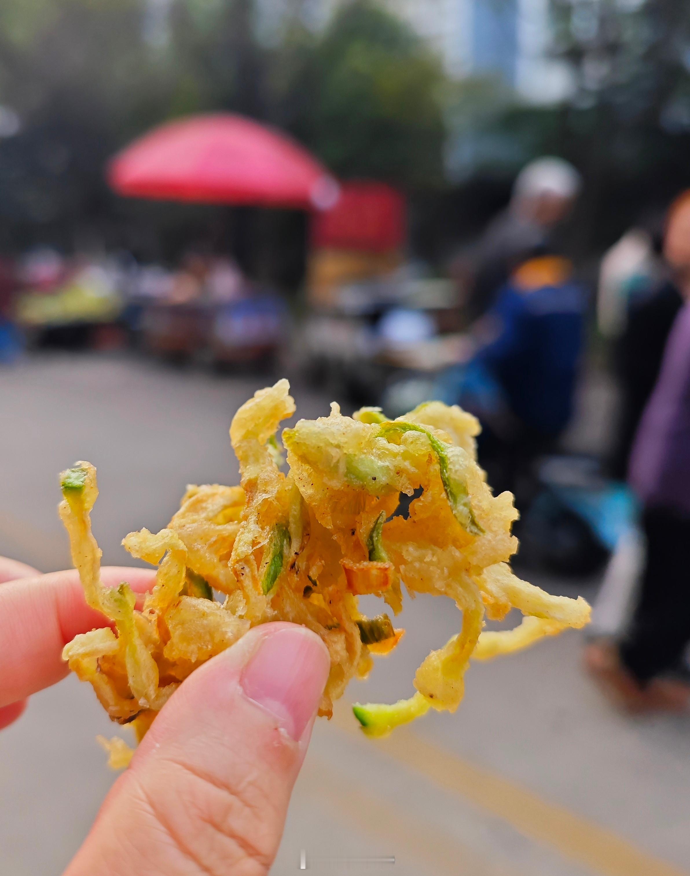早上遛娃，嘴也没闲着[哈哈][哈哈]#日常分享##我的美食日记##分享日常##手
