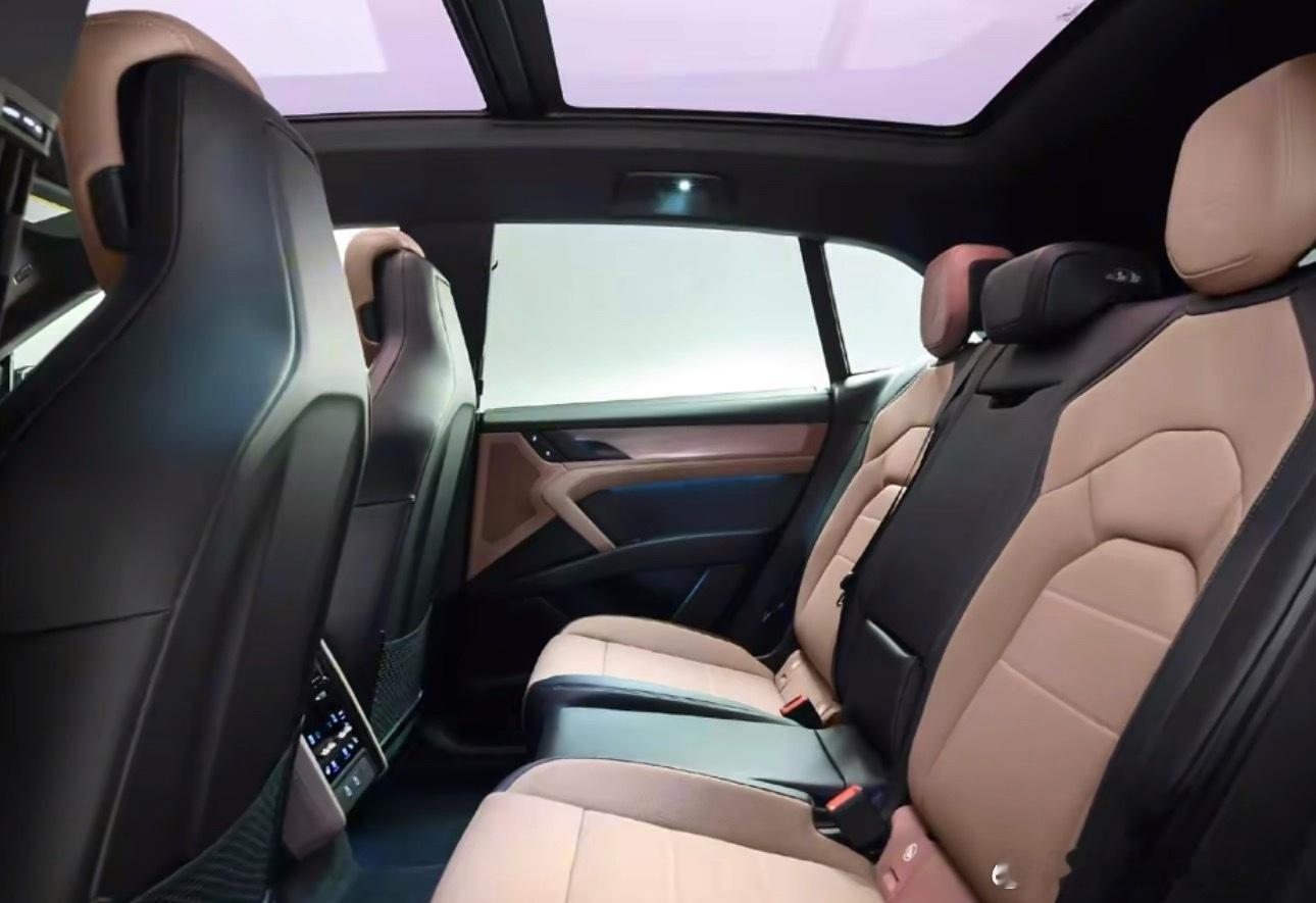 纯电新款卡宴这二排空间！？不知道能不能用YYLH形容这纯电好像不太纯…作为纯电平