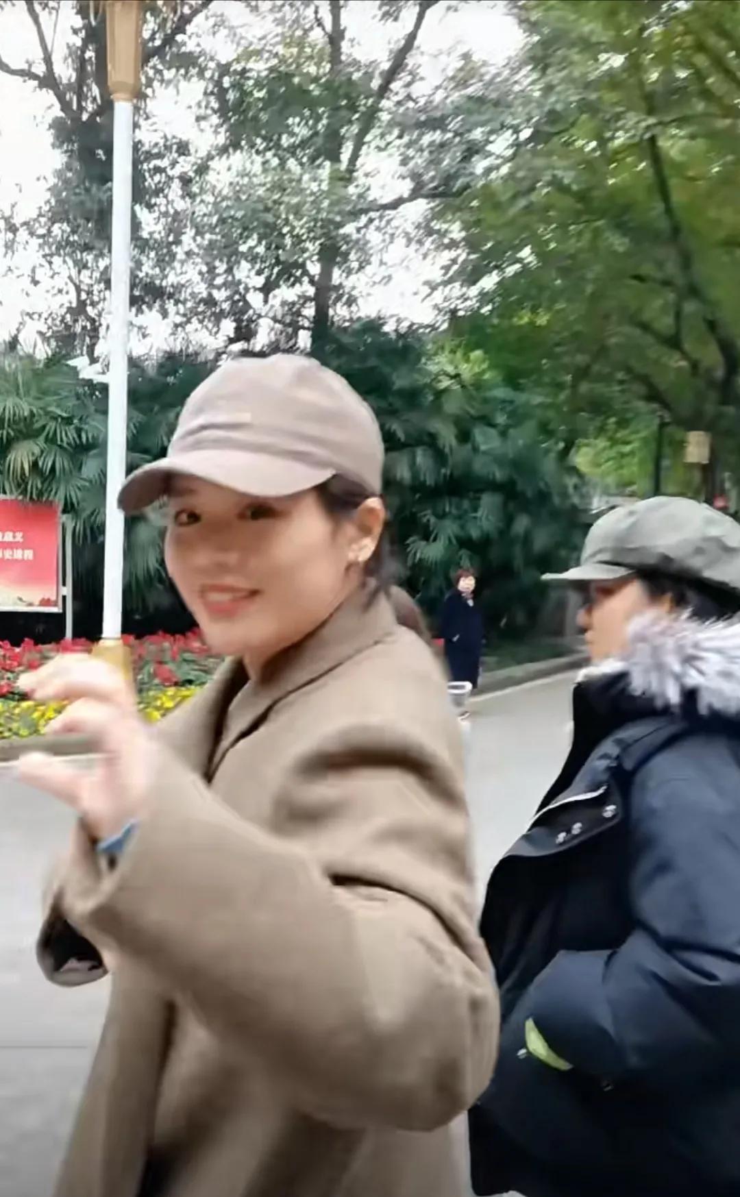 有网友在重庆鹅岭公园偶遇马思纯，想和偶像近距离比心，马思纯笑着热情回应，好亲切的