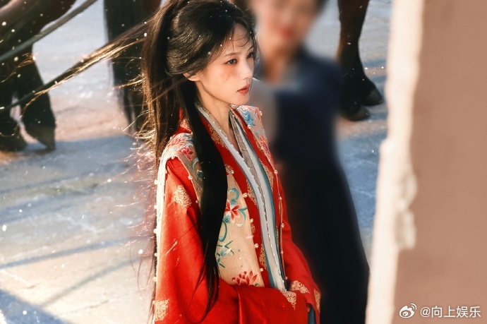 李一桐陈雀儿婚服剧照李一桐陈雀儿婚服战损照 李一桐《金枝》陈雀儿婚服战损照，又美