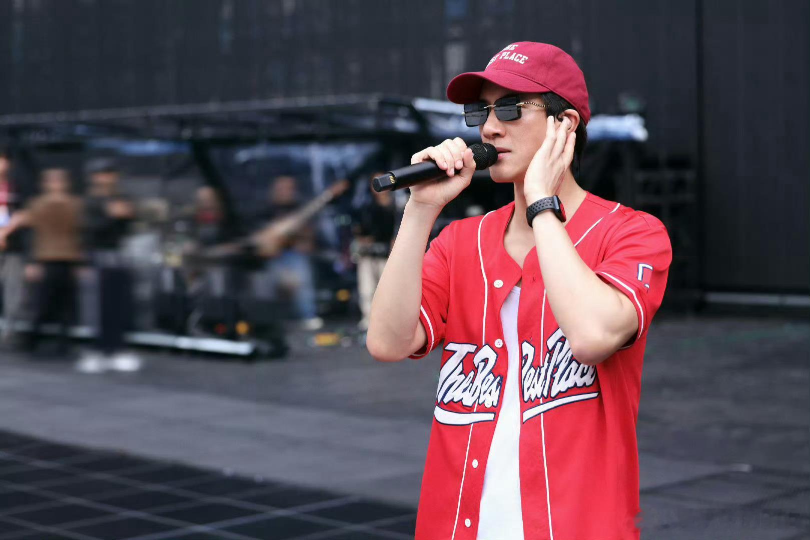 王力宏演唱会受伤仍坚持演出王力宏敬业💫优秀职业素养尽显，突发状况下依旧控场自如