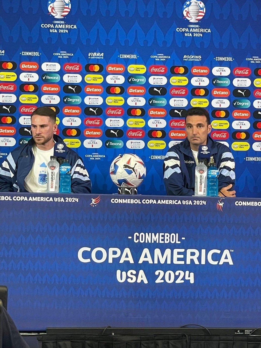 【阿根廷冲🇦🇷】阿根廷vs厄瓜多尔赛前发布会。谈及梅西能否出场斯卡洛尼🎙️