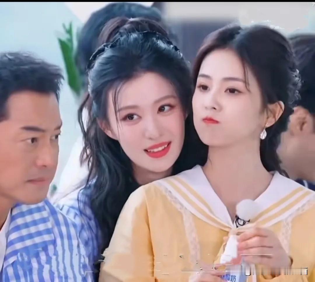 白鹿脸小精致，肤如凝脂，眉眼间透着淡然之美，看起来比王楚然有气质，不知道旁边沙溢