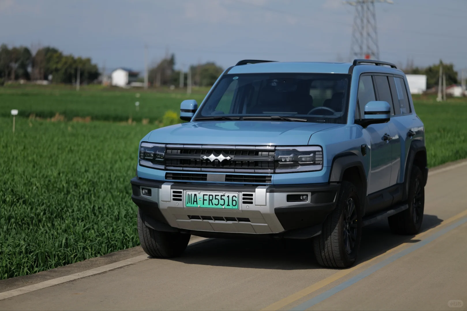 开着全新的比亚迪方程豹豹5回家是什么感受？这车外观硬朗，大灯犀利，一上路就是焦点...