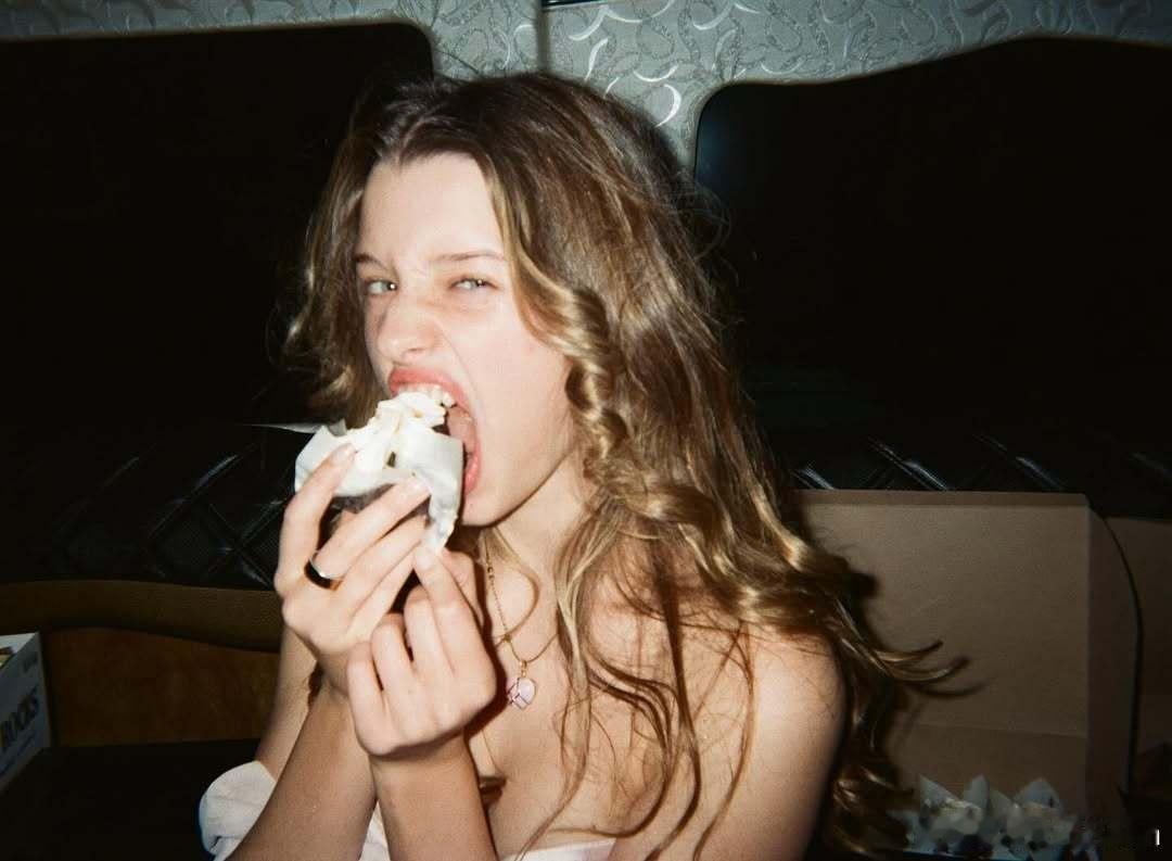 ever anderson艾尔安德森分享自己的18岁生日照，和好朋友们一起开派对