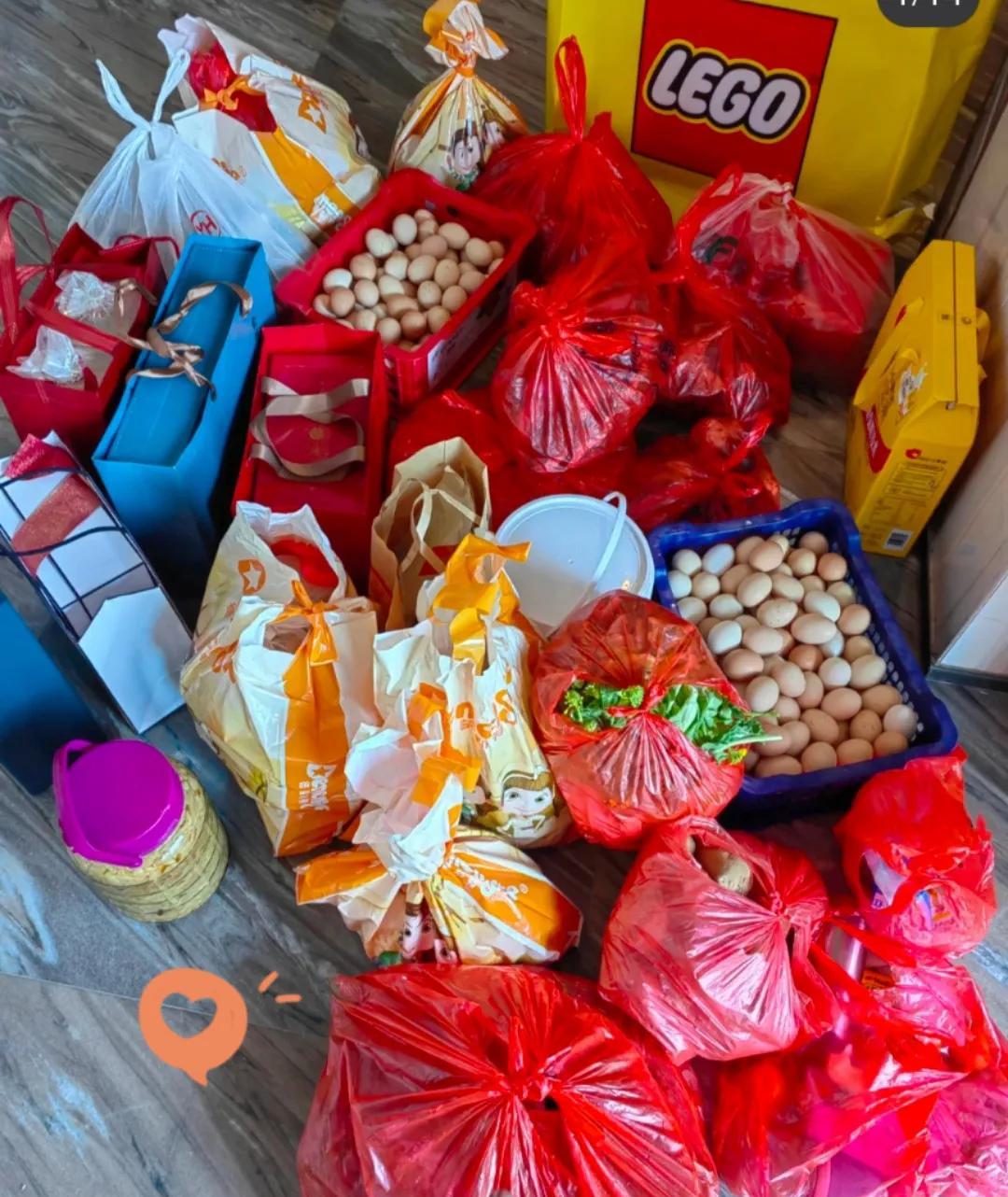 妈一早就起来忙活，菜园里的青菜、地里刚摘的萝卜，还有鸡窝里刚下的蛋，全装进袋子，