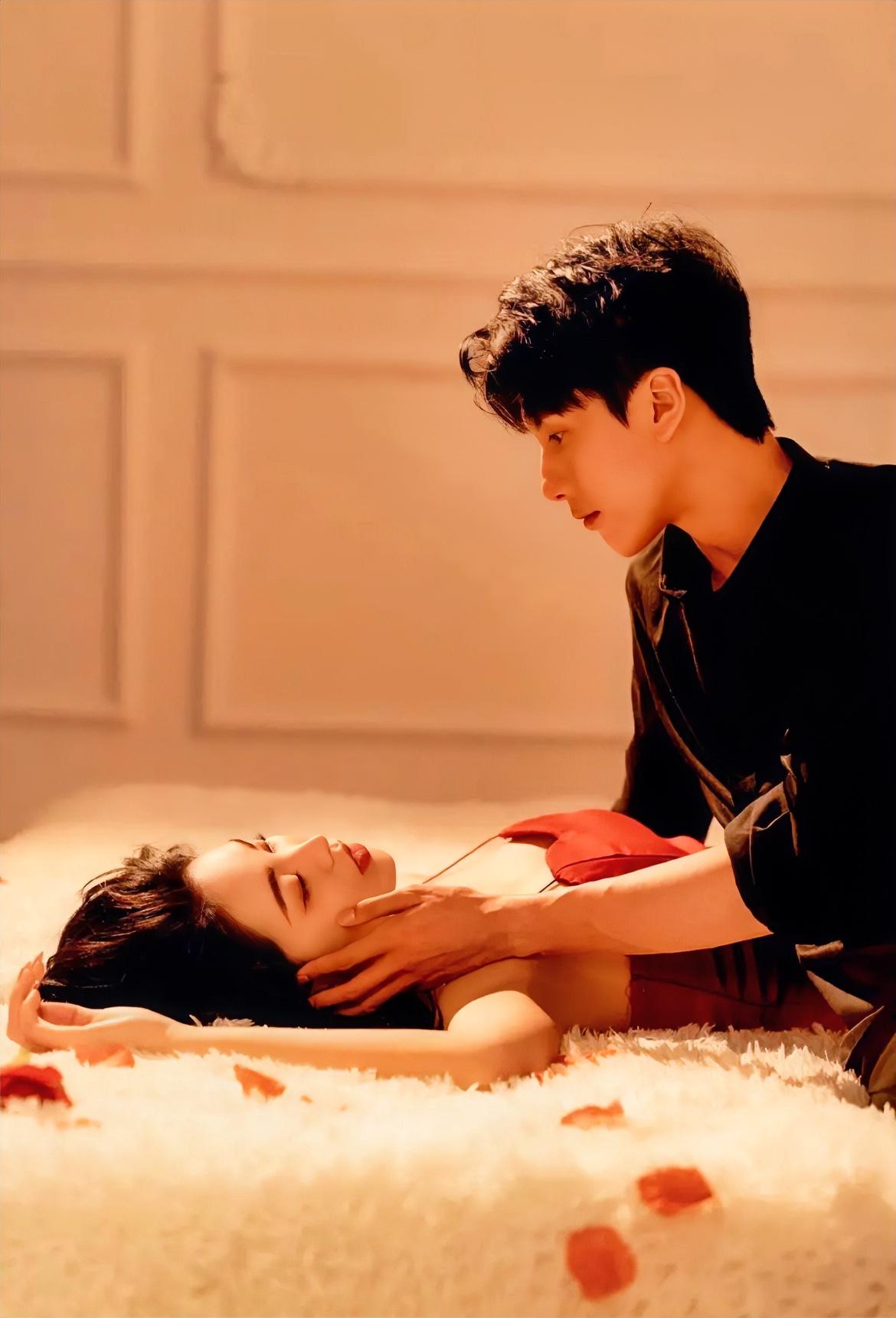 男人忠于婚姻就是忠于金钱和幸福

婚姻就是两个人背靠背，合起伙来一致对外，一起对