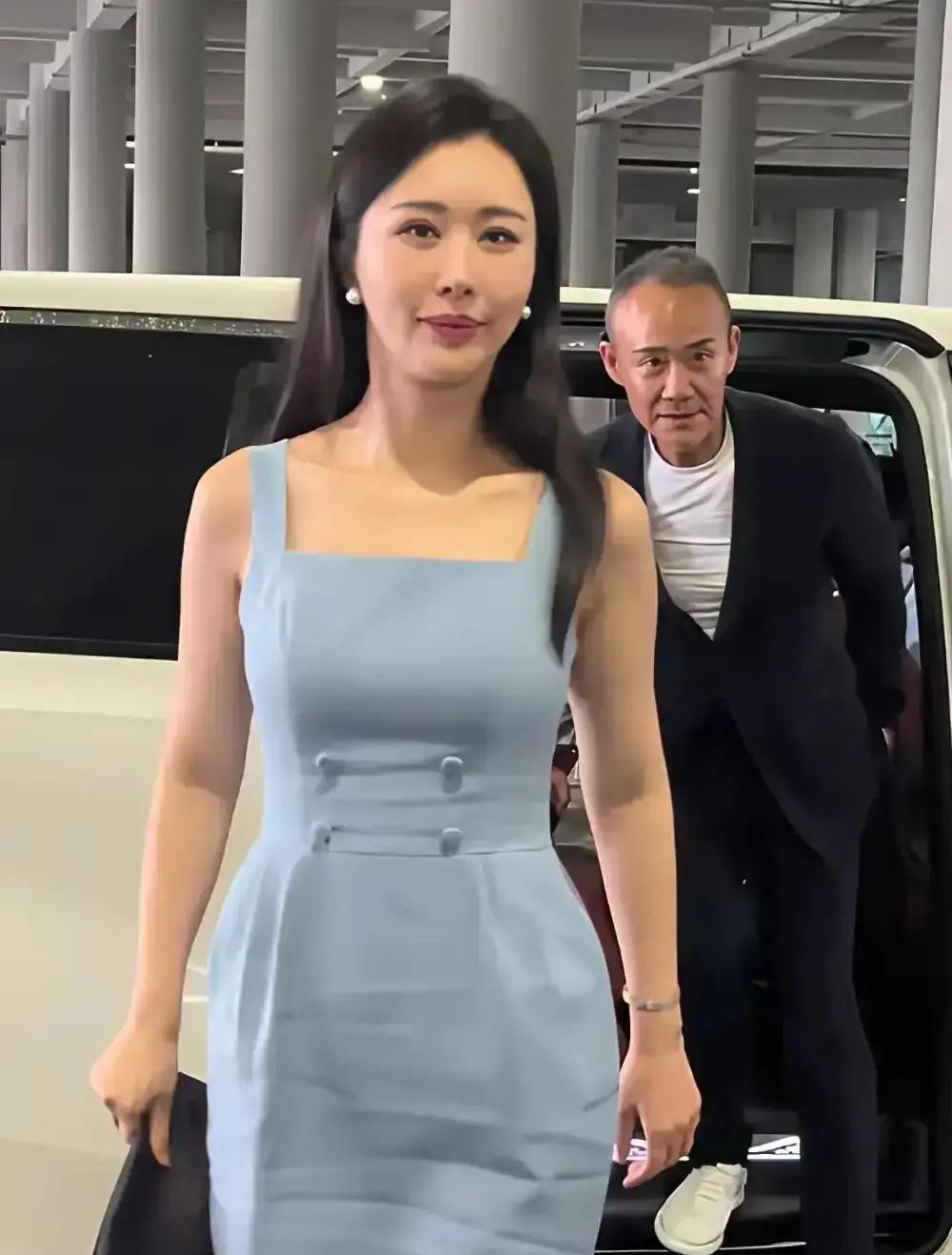 她撕掉的不是一张名片，是绑在她身上十年的标签。
《她时间》上线三天，播放量冲破1