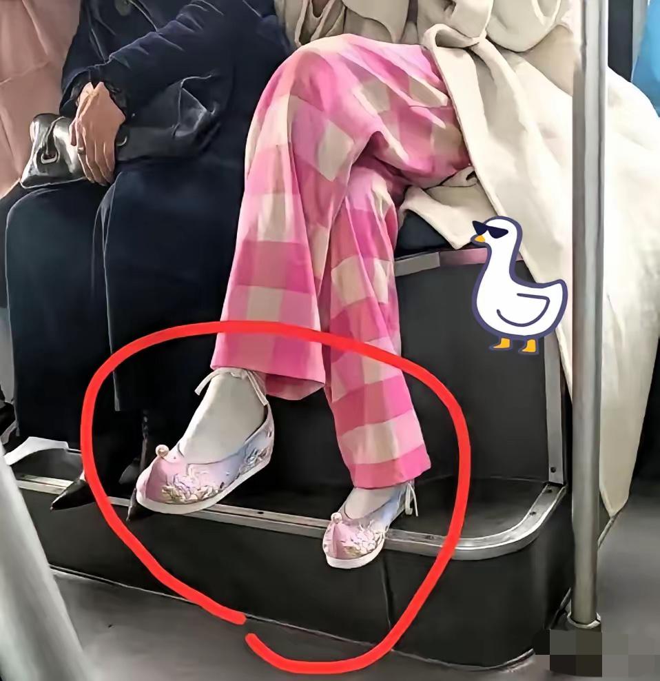 在公交上
瞅见小姑娘穿绣花鞋直接看懵！这玩意儿最近火出圈，网红带货电商卖爆，可不