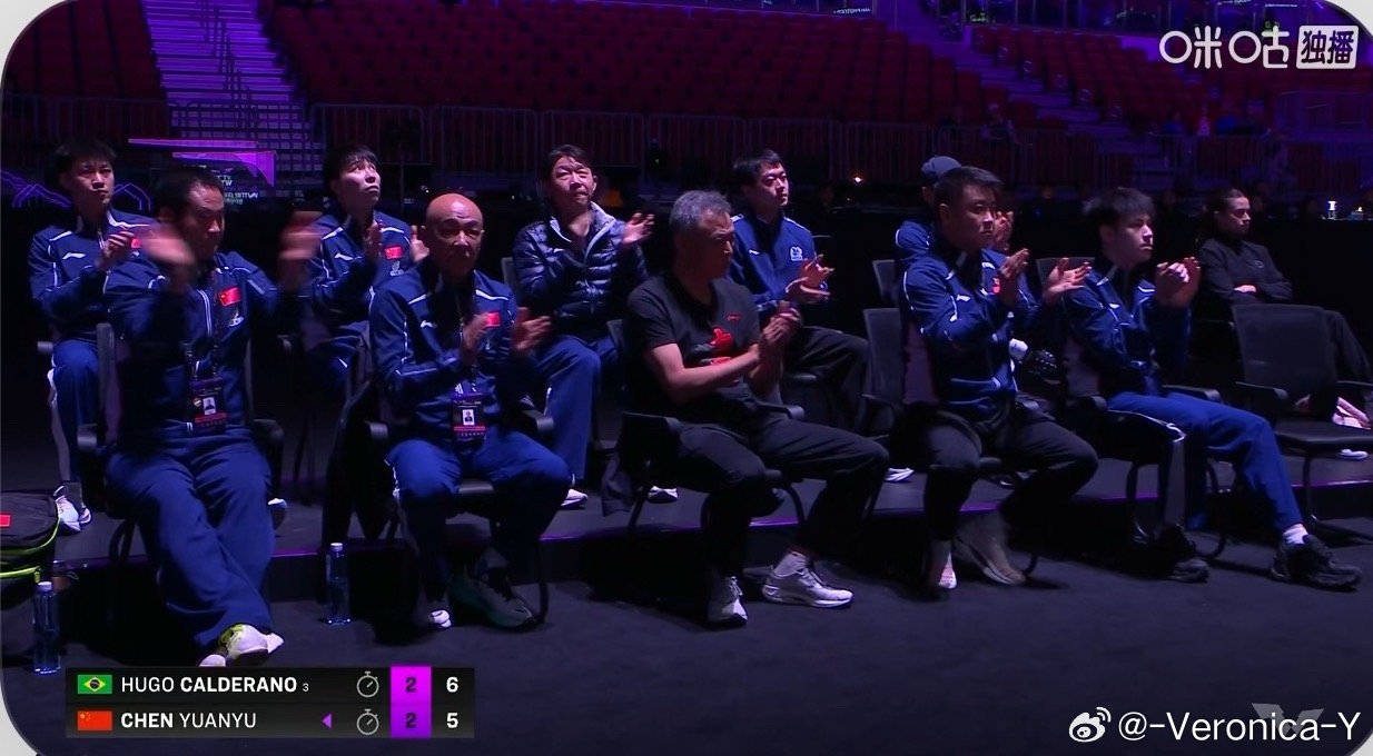 大黑脸好着急啊 外衣都脱了真是老乡亲老乡