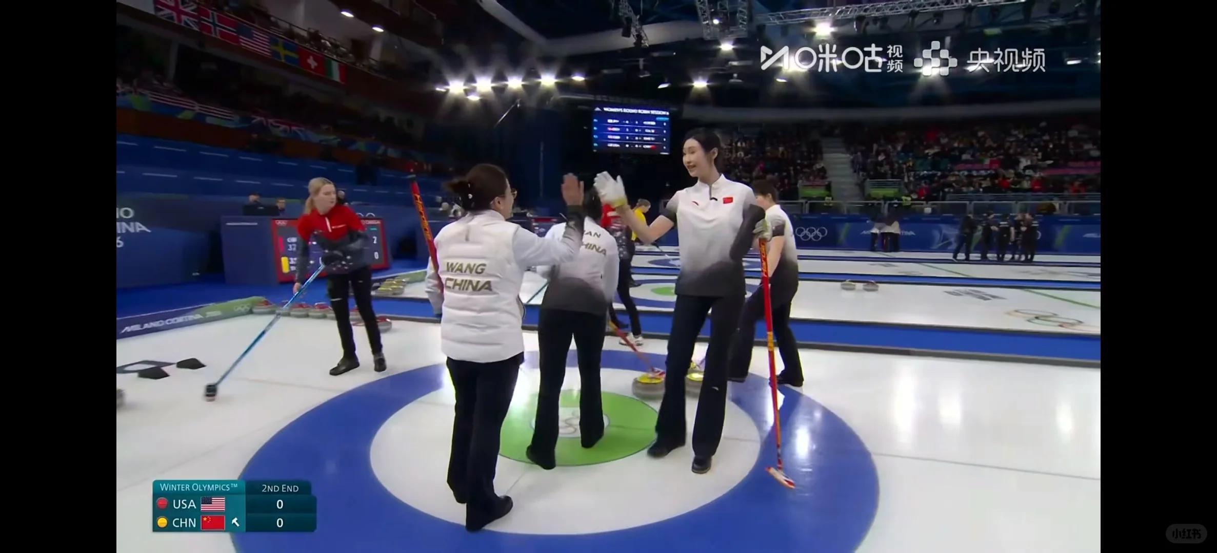 中国冰壶女队5比6美国米兰冬奥冰壶赛场心碎一幕！中国女队在4-1大比分领先的大好