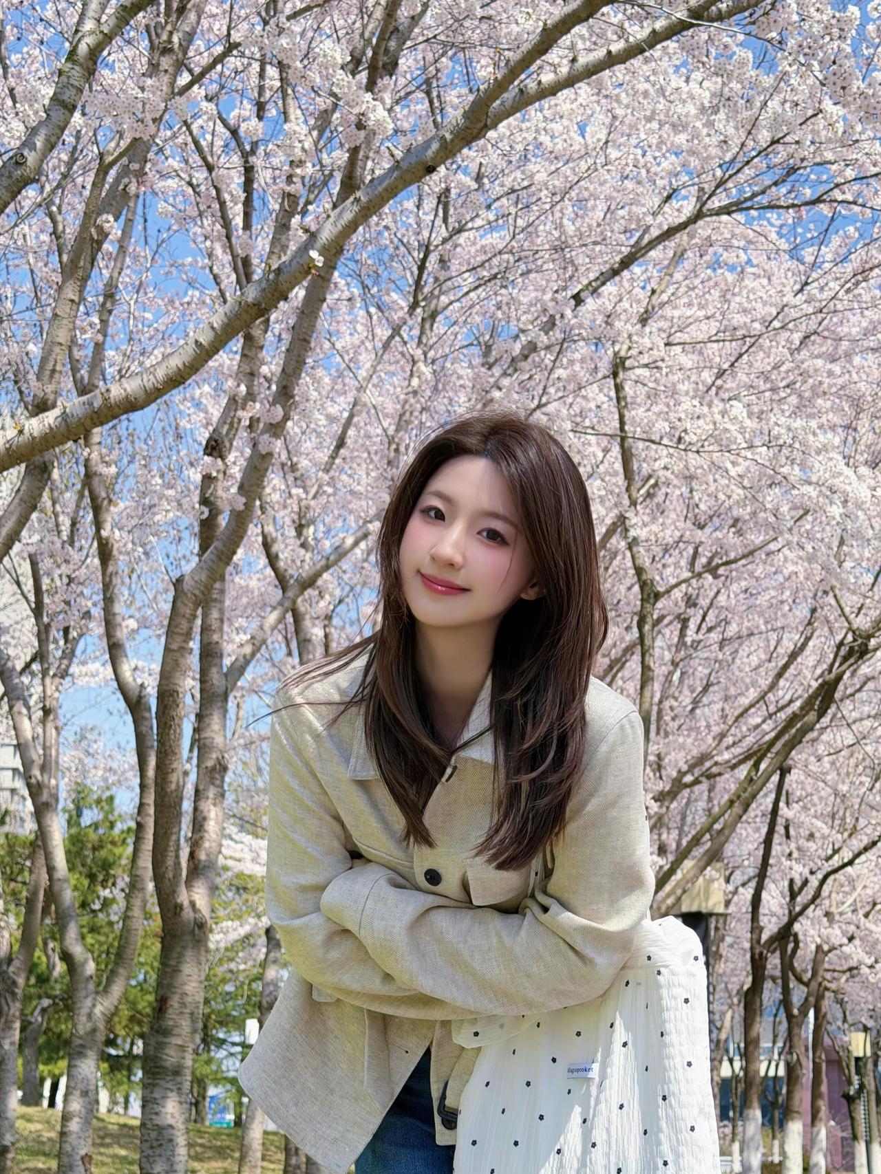 浅杏色外套+粉色内搭，温柔系穿搭yyds！
背靠满树粉樱，或漫步樱花大道，
利用