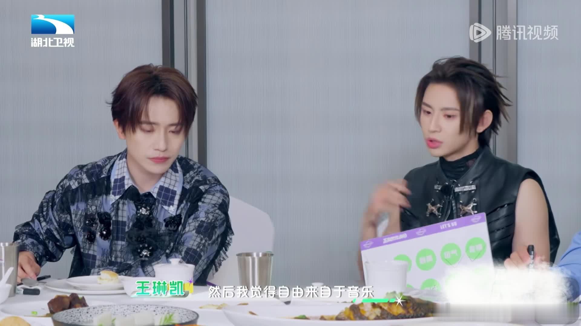 王琳凯选择音乐作为他的解药小鬼在节目里聊起过往，听着真有点心疼。他说自己曾经焦虑