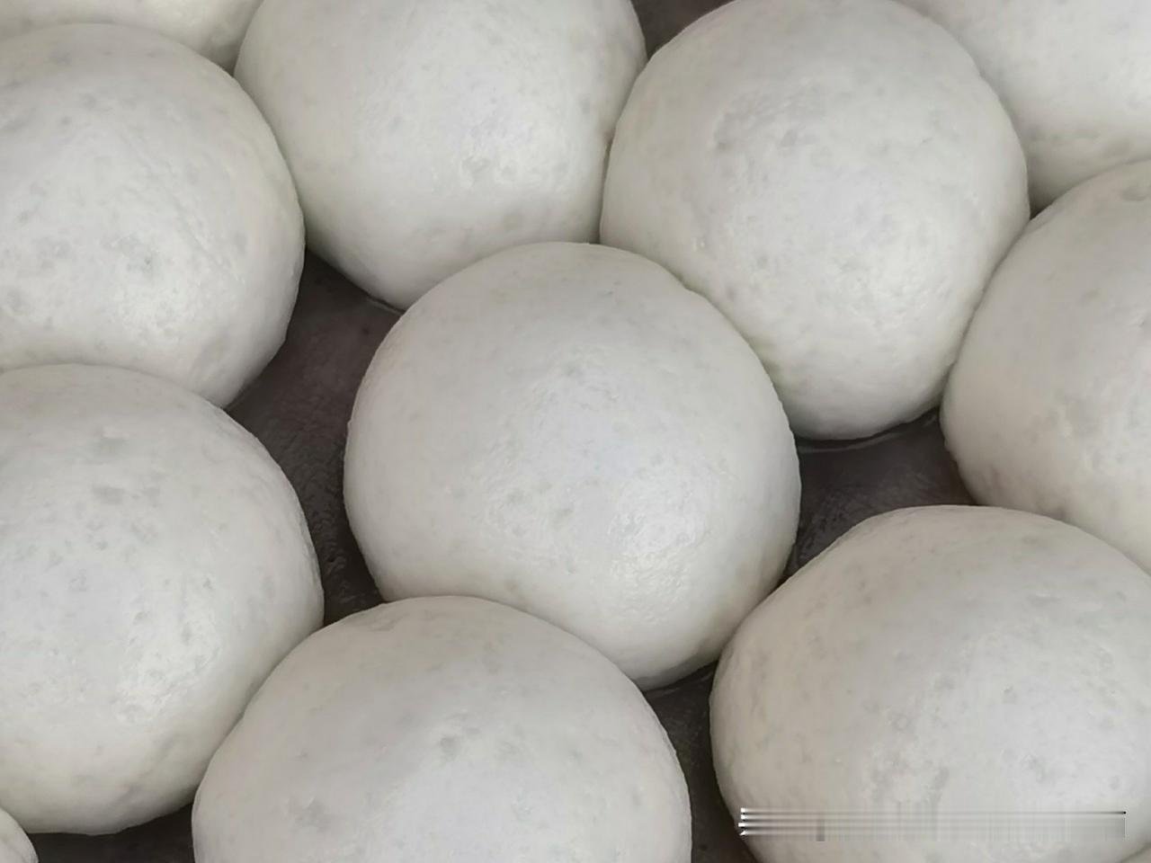 鲁西北农村传统家常饭：柴火铁锅蒸老面馒头。

傍晚光线弱，又有热气，近点看，至少