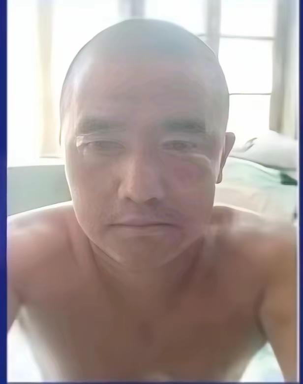 一脸的赘肉高大友，
确实一看就是狠人，穿着拖鞋出逃，为了缉拿他，奖金从2万上升到
