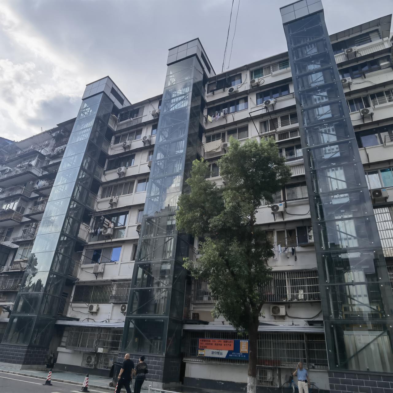加装电梯还是在单位装比较靠谱。湖北省人民医院家属区加装电梯成功案例!楼上楼下都是