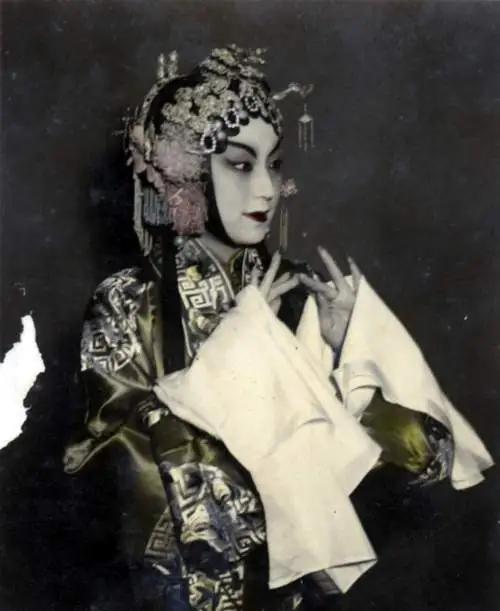 蒋经国不爱妻子蒋方良，不爱情人章亚若，唯独对1948年，受邀请带着戏班子到台湾永