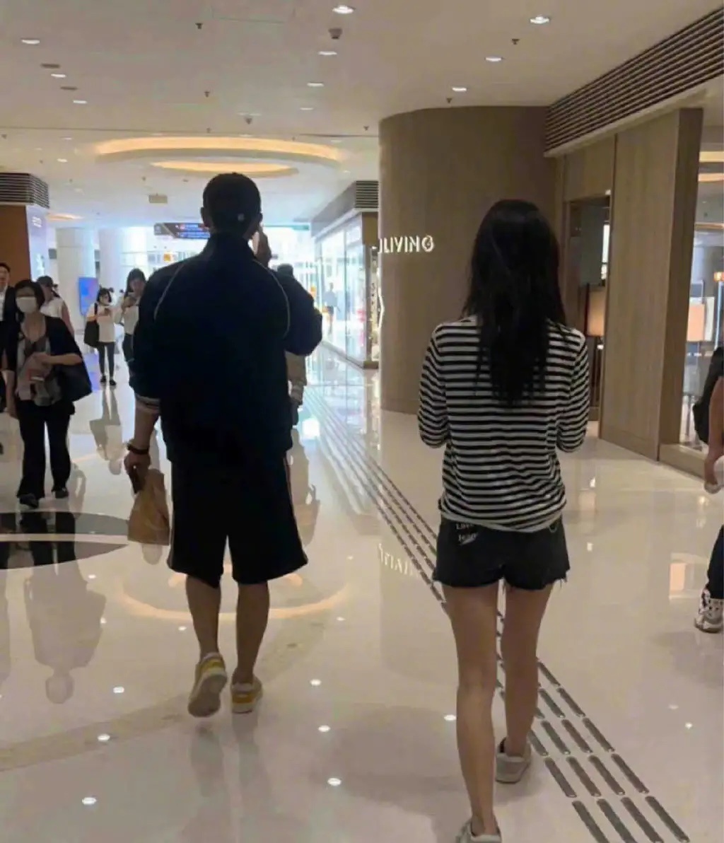 有网友在香港偶遇徐艺洋黄子韬，猜测他们应该是过七夕，感情很稳定！黄子韬对于他和徐