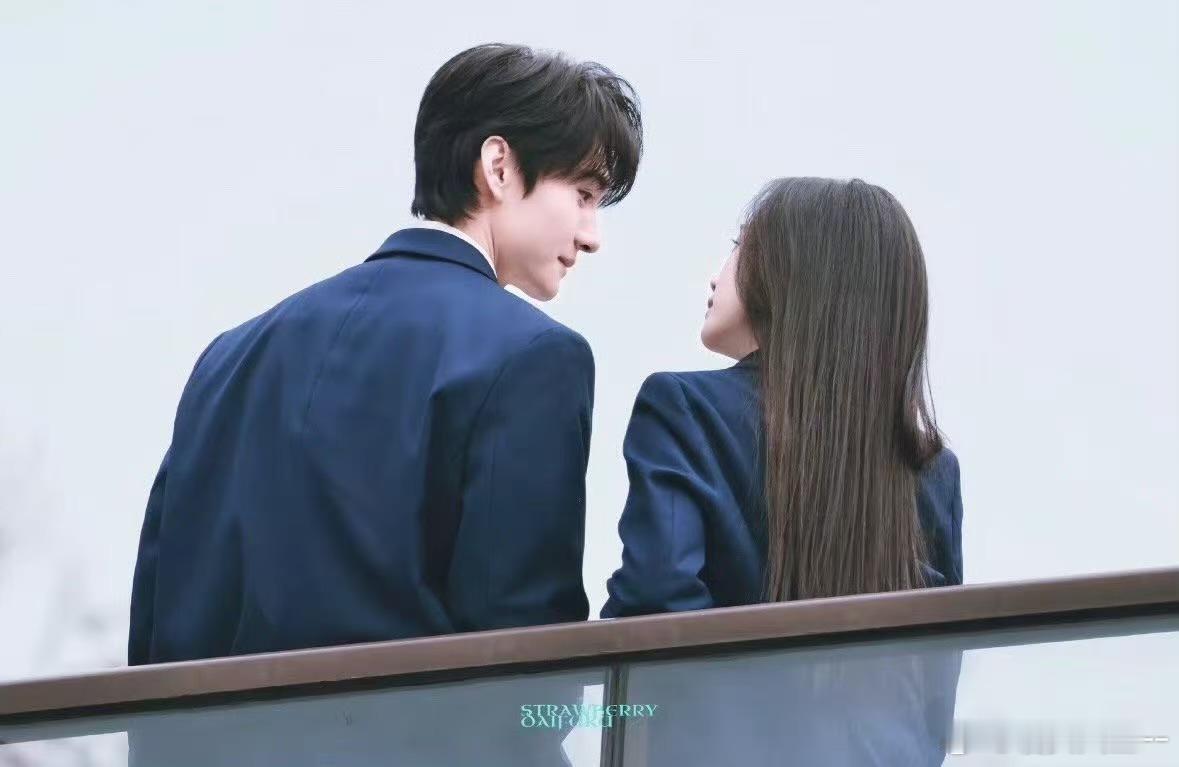 短国年代剧已经拍到了05年 2005年，那时候我们还在青春的校园里，穿着老式校服