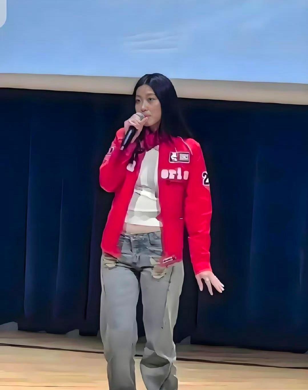 陈奕迅女儿第一次登台表演确实是震惊到大家了！
其实看她面相长的还可以，只是这个穿