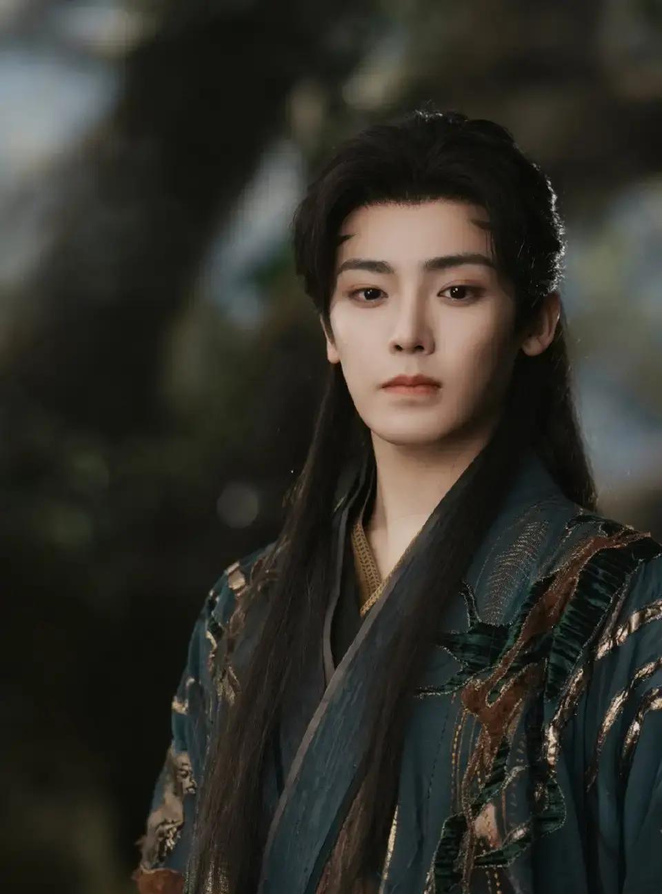 2025年古偶三兄弟，《逍遥》先跑11天就泄气，《玉茗茶骨》靠撕番位炒话题却炒糊