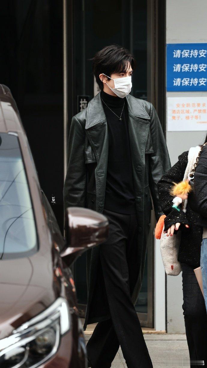 上班造型的宋威龙气场全开！墨绿色皮衣时尚感拉满，搭配黑色西装裤，尽显高挑身材。骨