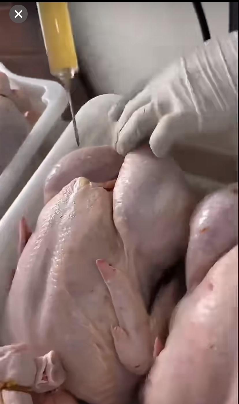 有谁知道
他们给鸡肉里面注射的什么？你敢买吗？

光天化日给生鸡猛打不明液体，针