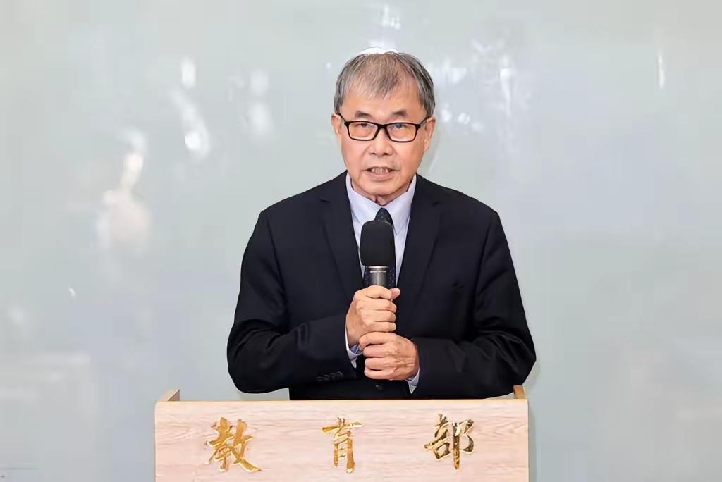 见过厚脸皮的，没见过这么厚脸皮的！前脚郑英耀被国台办列为“台独”顽固分子，后脚就