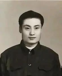 宗庆后一直帅，年轻时帅在国字脸，浓眉大眼，一副踏实样。老了帅在气势，无论是抽烟还