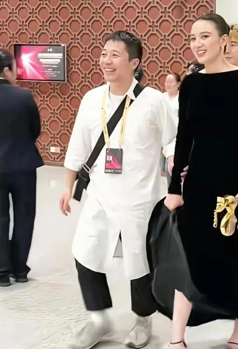 这男的肯定是个“才男”吧

不然大美人宋佳怎么会相中

现实中很多这样的看着不般