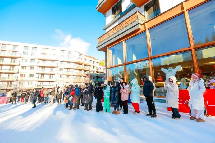 黄金三件套加持，凯迪拉克全新XT5高配车型交付现场人气爆棚
探讨汽车行业的动态时