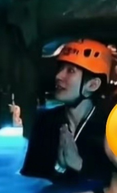 邓为在山洞里拜什么呢花儿与少年邓为这趟地下洞穴之旅太有梗了！别人探险是左顾右盼找