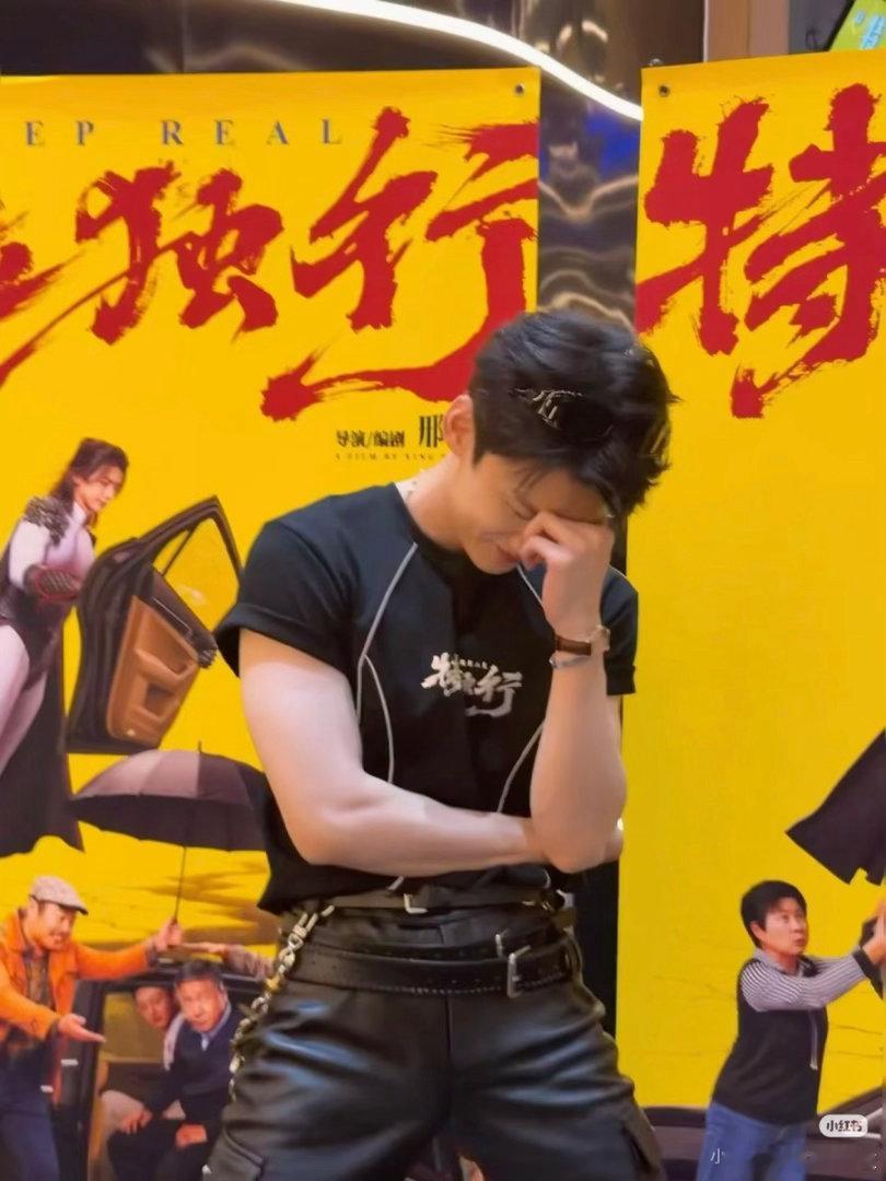 白敬亭我讨好领导就白敬亭这样刷到白敬亭映后现场片段狠狠共情，主动搬椅子拧杯盖，说