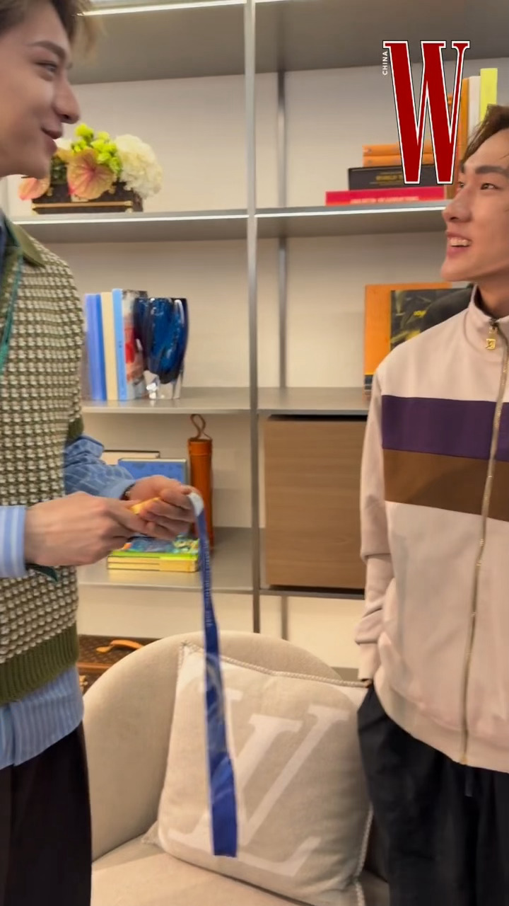 哦哟，传下去，单崇想要苏翊鸣的金牌林一想要苏翊鸣的金牌林一掂了掂苏翊鸣的金牌