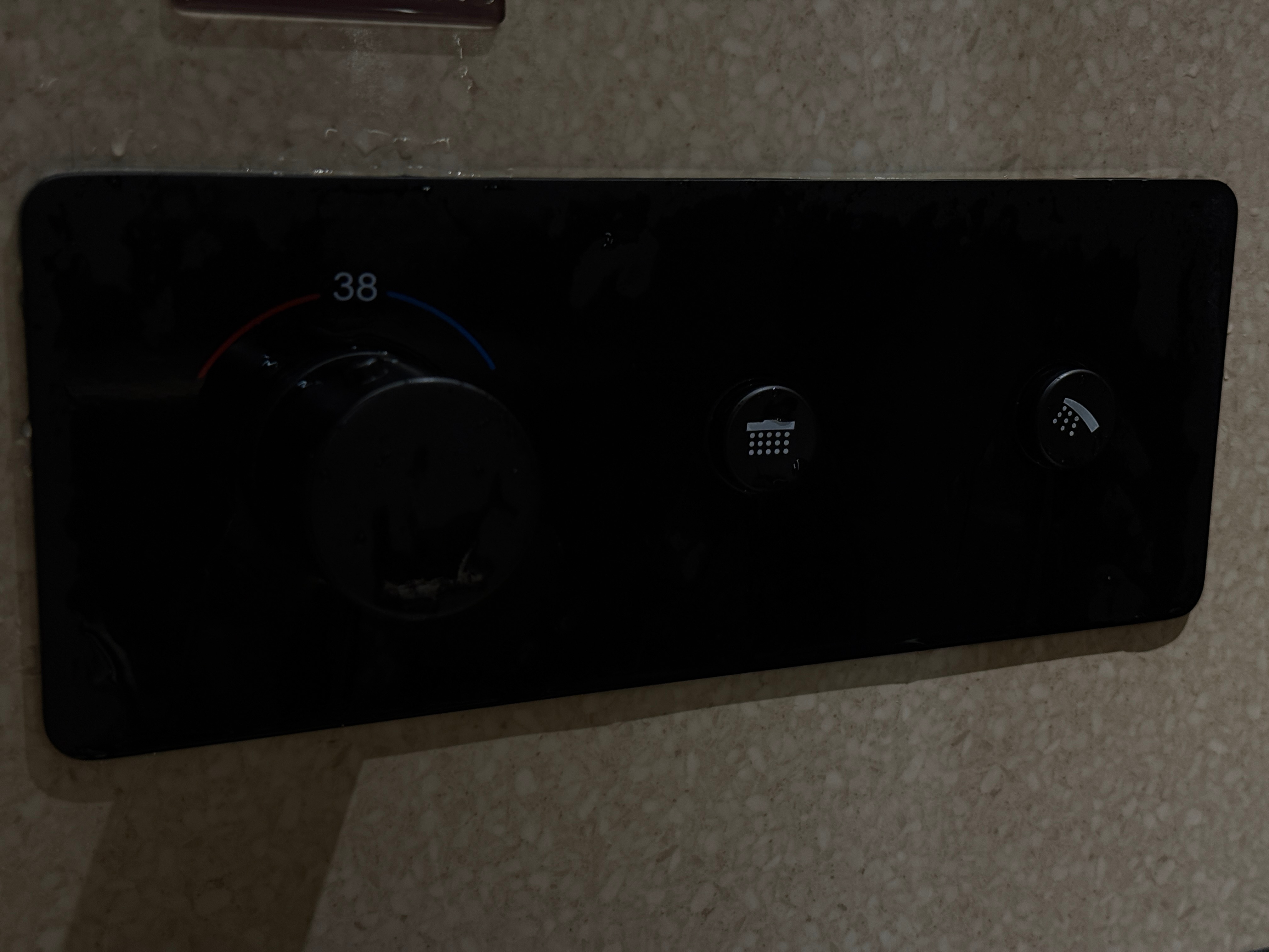 洗澡再也不用猜水会从哪里出来了华住会这个淋浴间的设计挺好，「温度」「出水位置」清