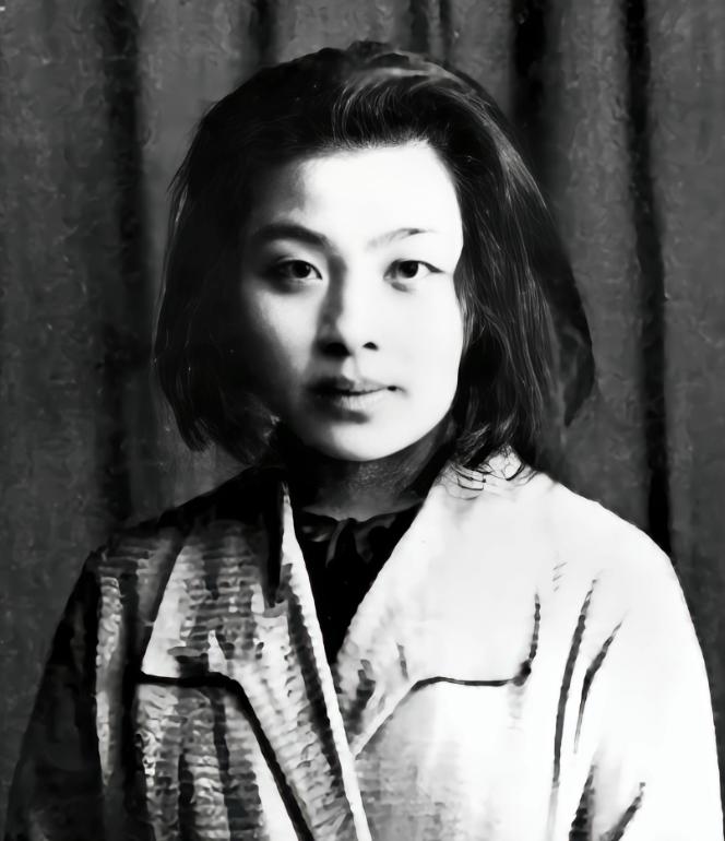 1937年，33岁的女作家丁玲爱上了20岁的男下属陈明，陈明嫌她太老，情急之下娶