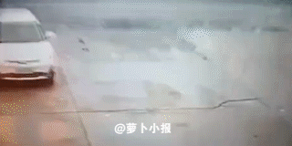 这是一辆新能源汽车起火的全过程，视频加速三倍。
白色汽车从冒烟，到被大火吞噬，留