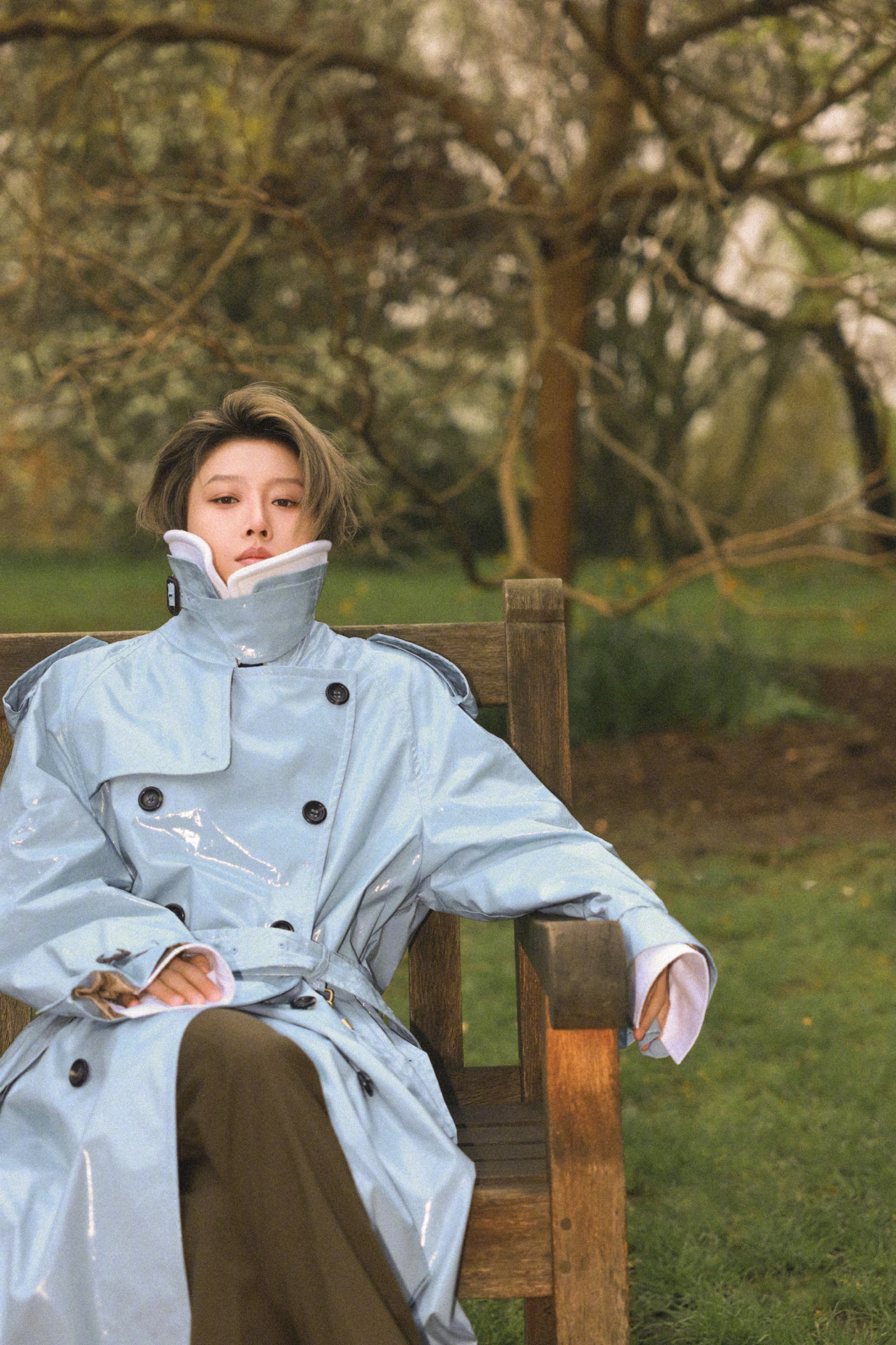 刘雨昕 生日写真图集，穿着KENT & CURWEN服饰出镜，清新春日户外，随性