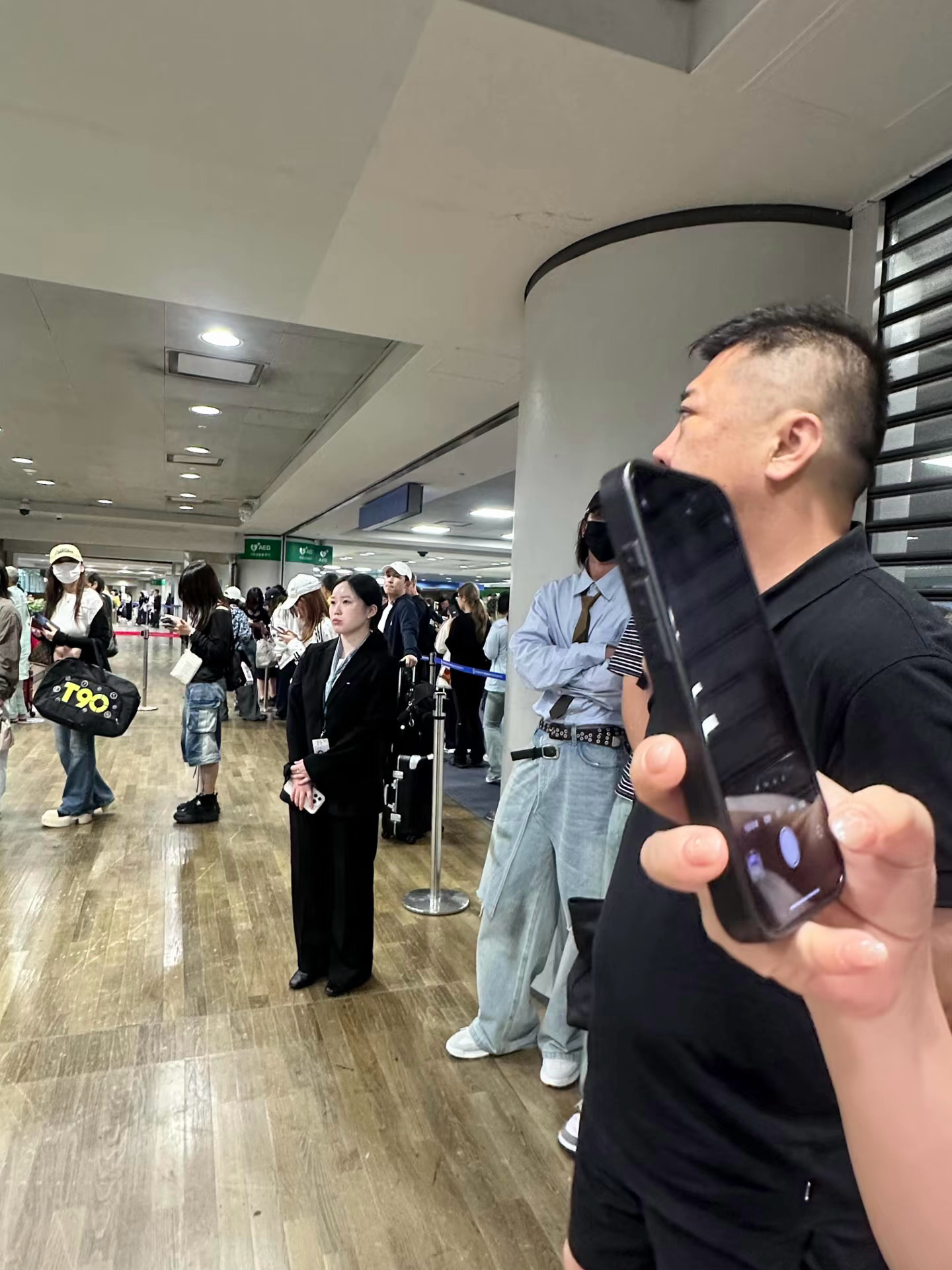 Woc！仁川T1入境偶遇蔡徐坤 和我朋友往后一看我靠蔡徐坤… 戳我查看完整笔记>