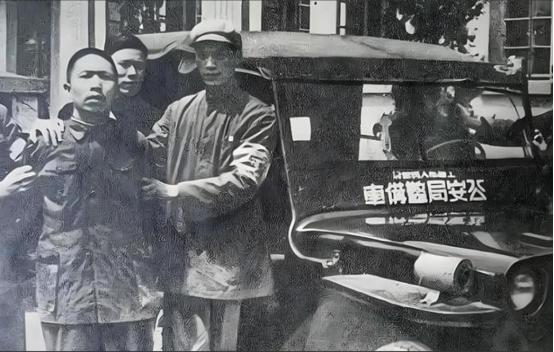 1949年，重庆解放后，军统少将在街上瞧见了一个地下党员，立马冲过去，一把抱住他