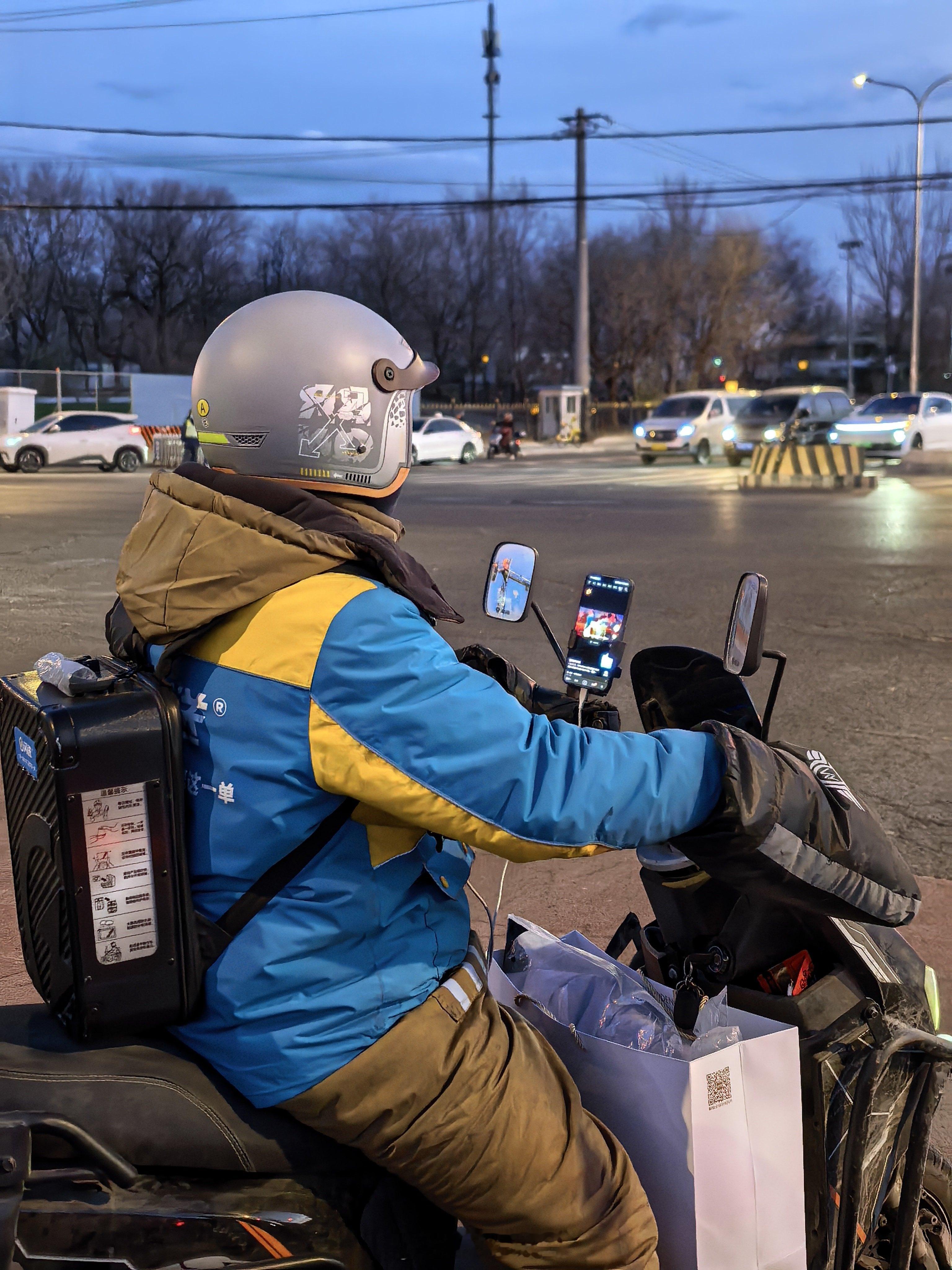 外卖小哥的手机支架，我以为是导航用的。没想到是在看短视频。挺危险的。 