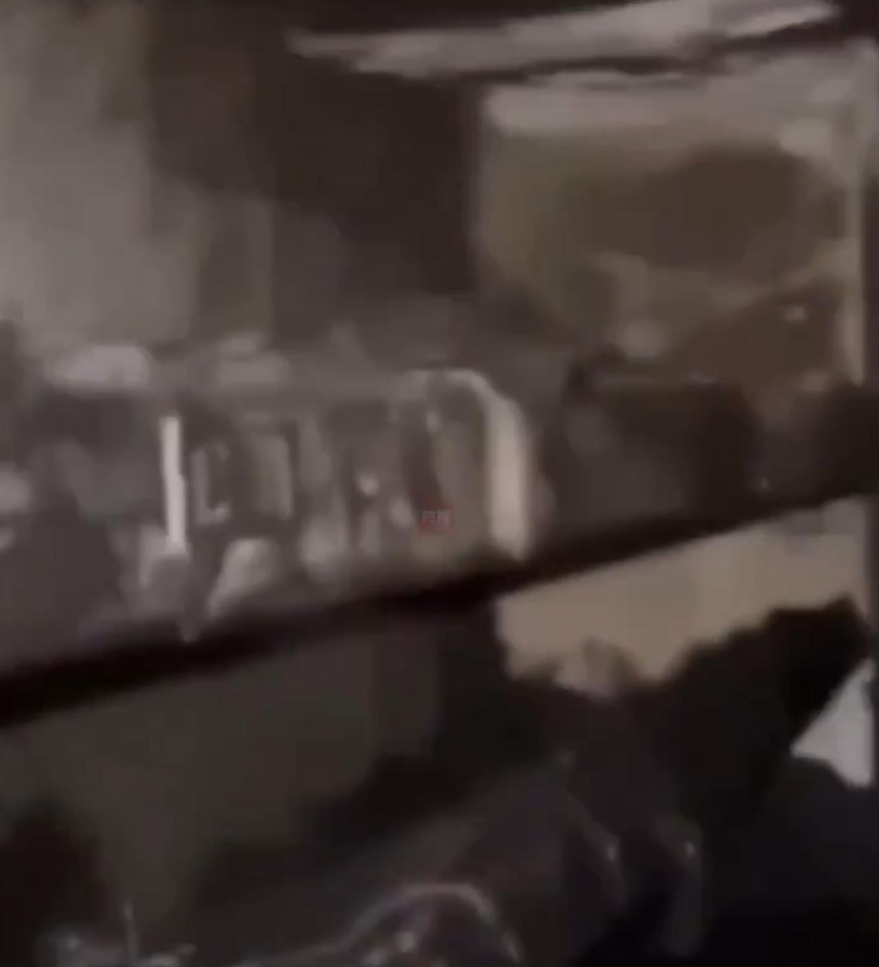 “福特”号航母起火后内部视频出现了，士兵住舱损毁严重，到处都是被烧焦的痕迹。因为