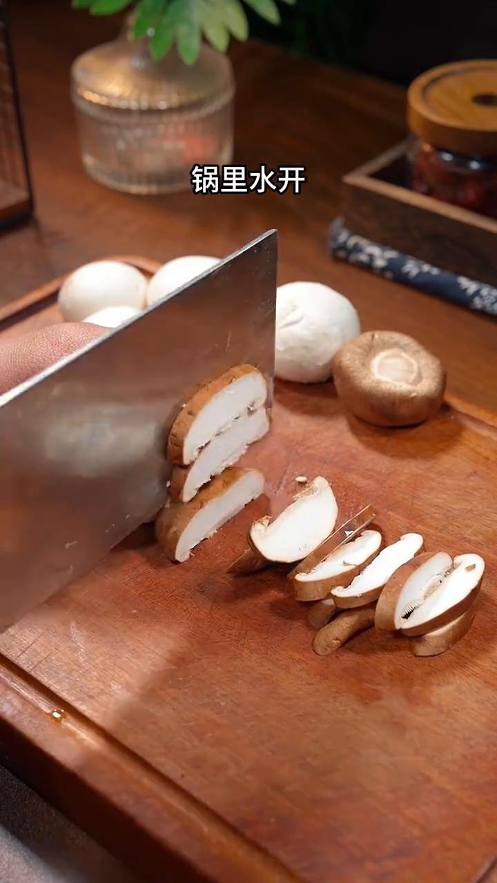 黑松露芦笋虾仁。
现在正是菌菇最鲜美的季节，给小朋友炒了一份黑松露菌菇炒芦笋虾仁