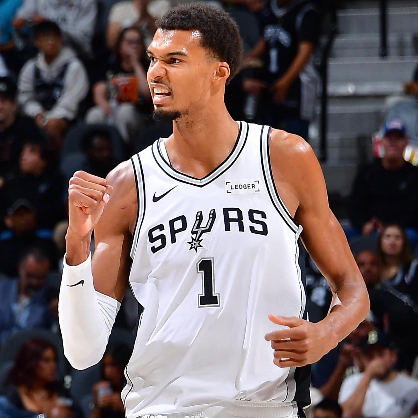 文班亚马被看好同时获得MVP+DPOY+MIP，那可太厉害了。 ​​​