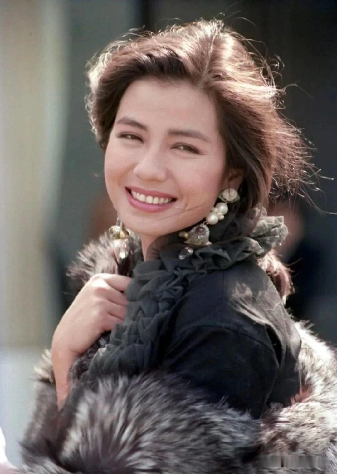 1960年钟楚红出生在香港普通家庭，从小懂事能干，帮家里摆摊、做售货员，自带烟火