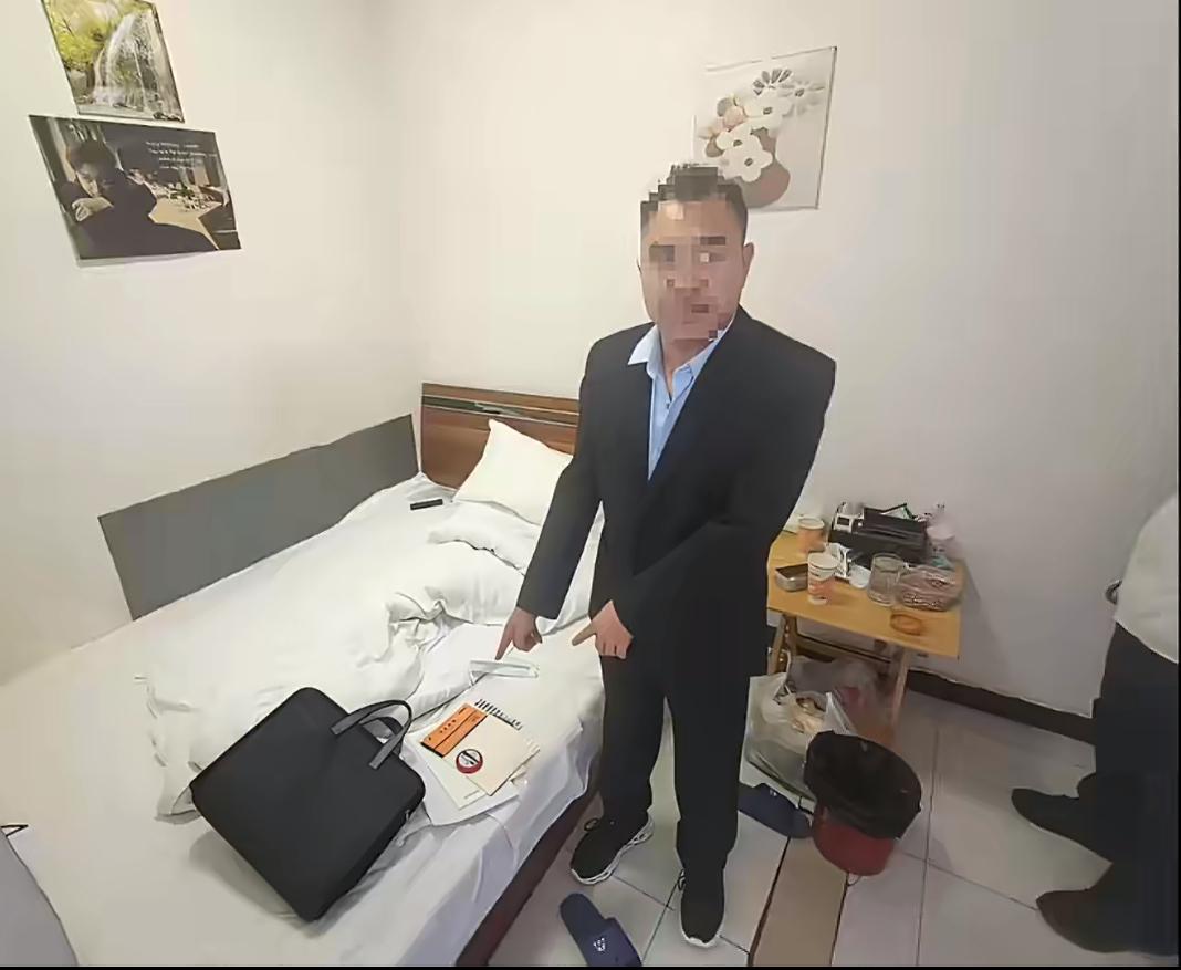 四川一男子冒充副镇长诈骗孤寡老人600 块。在四川中江乡下，男子一身行政打扮，夹