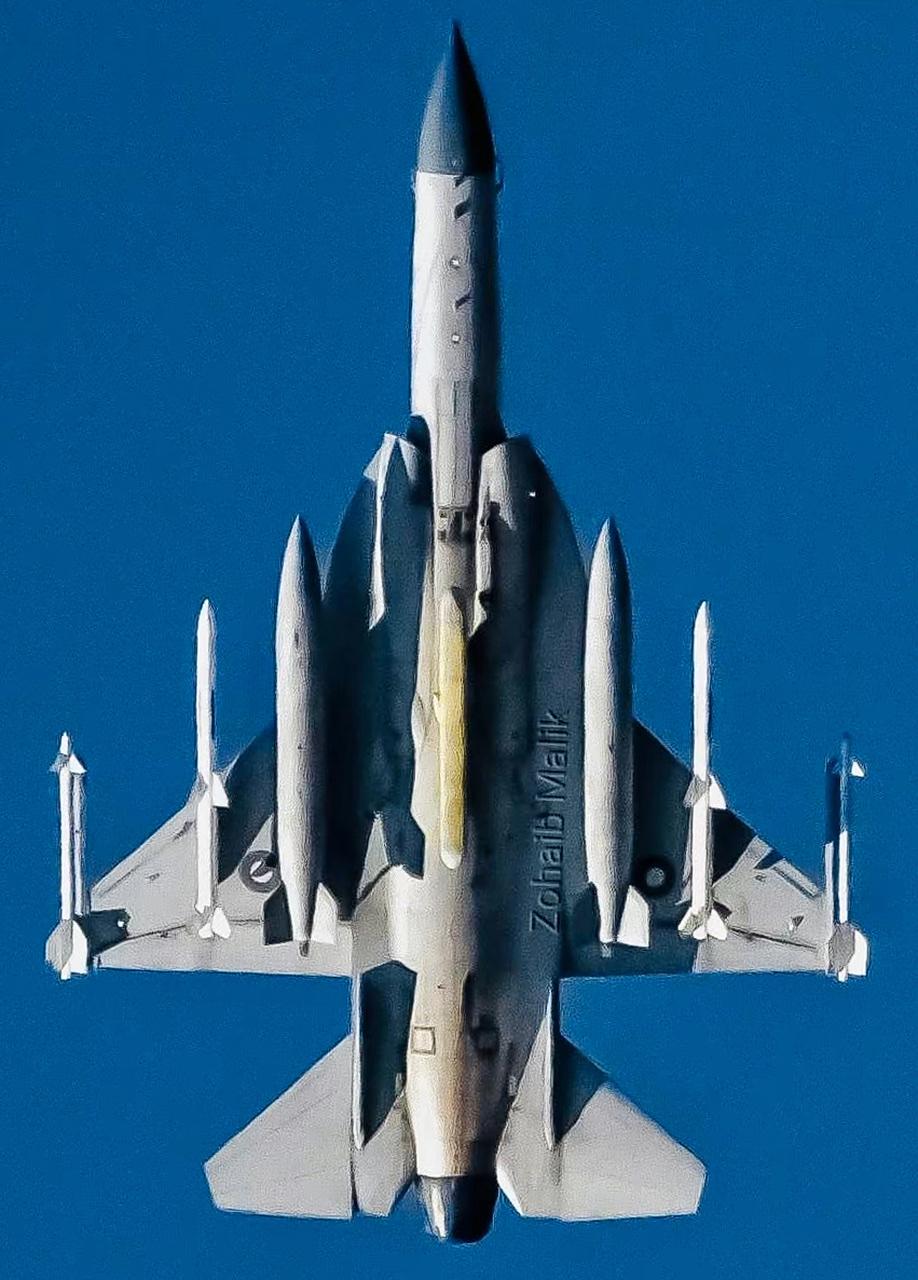 枭龙战机火遍全球！一年拿下6国订单，这波操作太亮眼

    最近军贸市场有件大